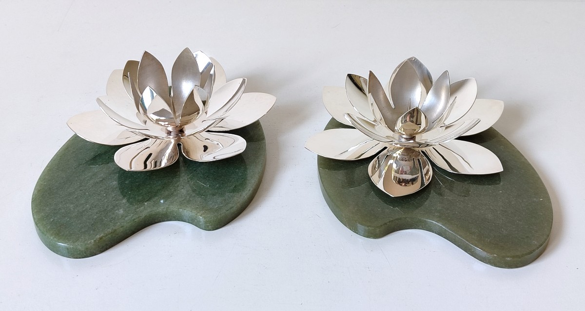 Une paire de bougeoirs en forme de nénuphars en argent massif et  pierre dure