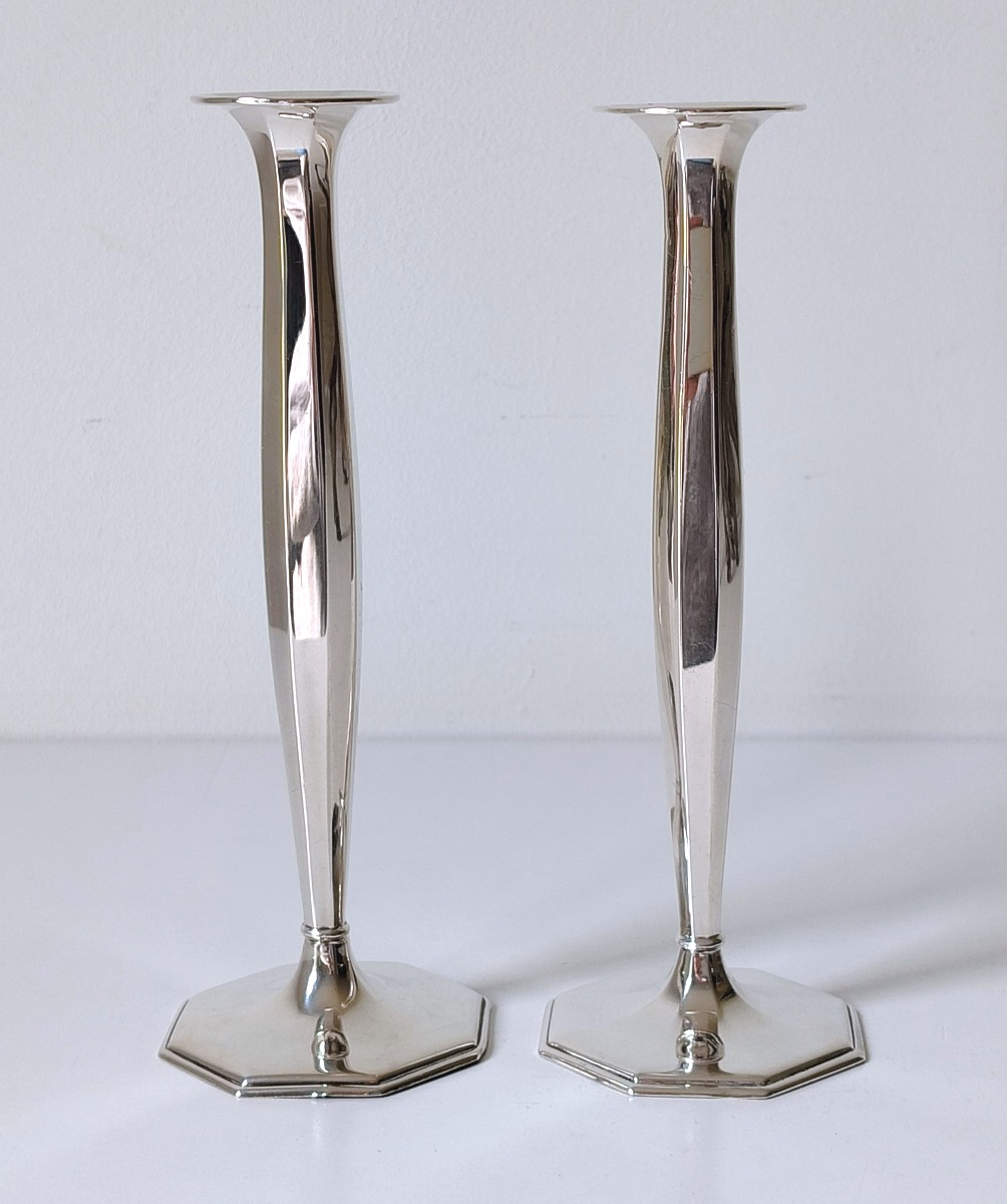 Une paire de petits vases de table en argent massif 