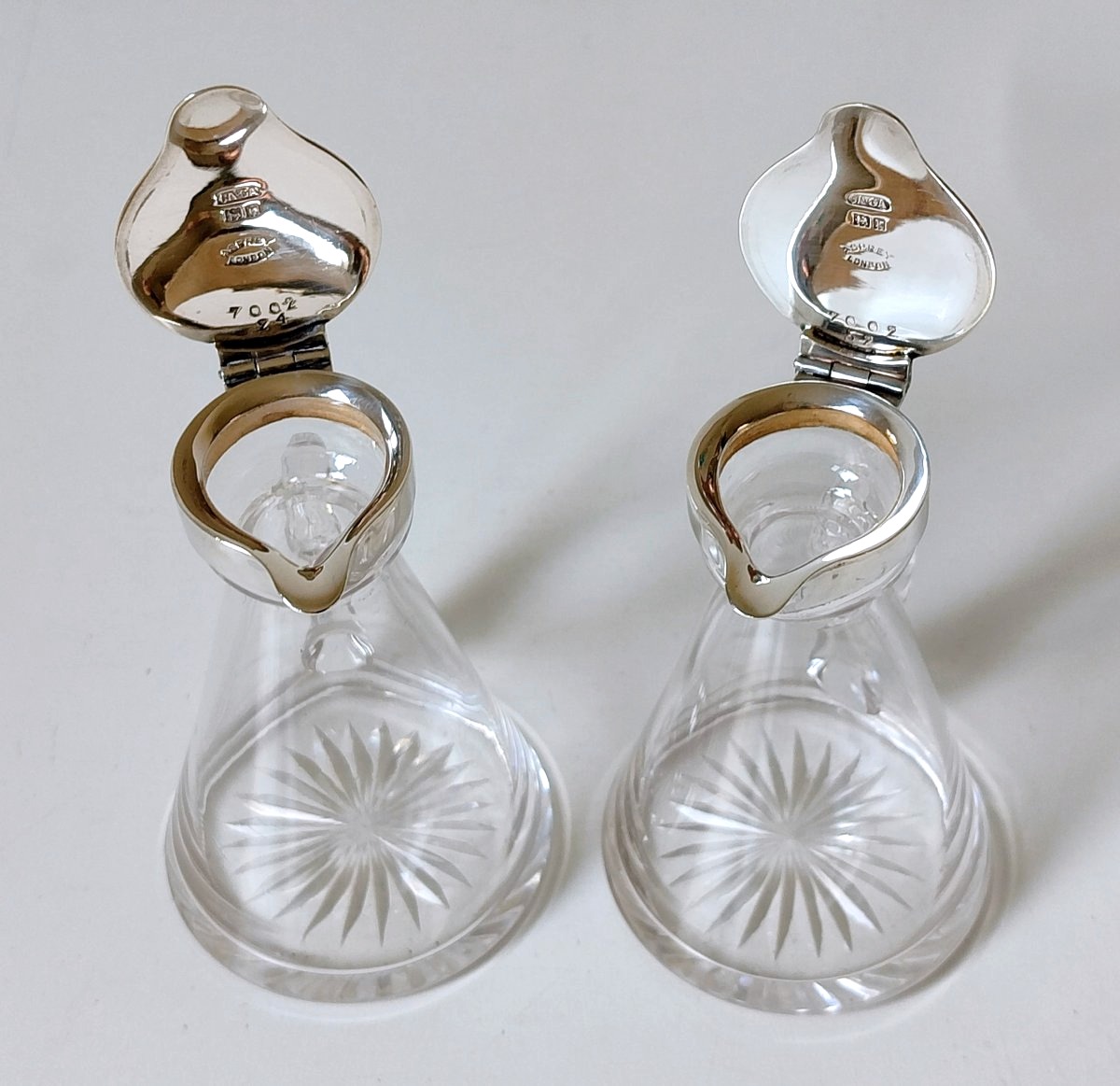Une paire de petites carafes à whisky (whisky noggins ) en cristal et argent massif armoriés-photo-2