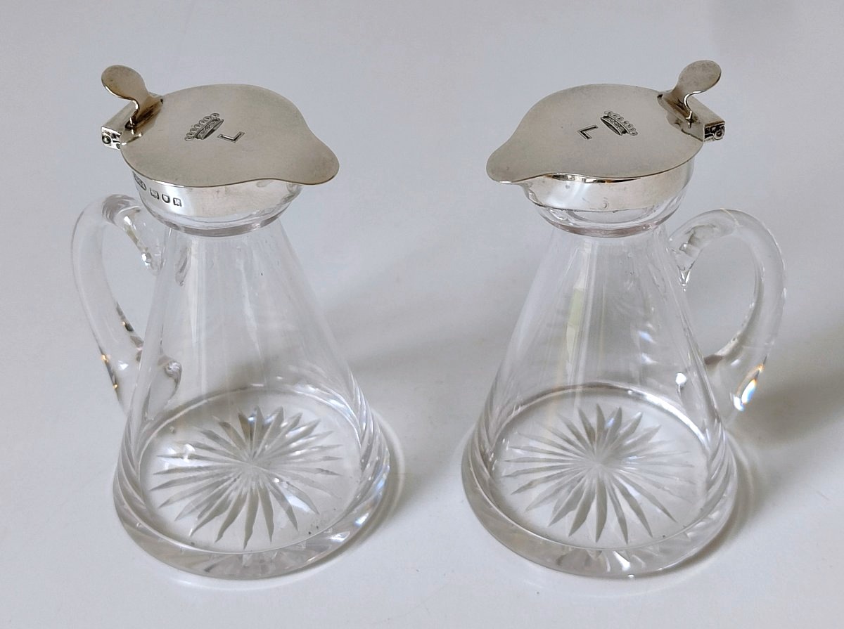 Une paire de petites carafes à whisky (whisky noggins ) en cristal et argent massif armoriés