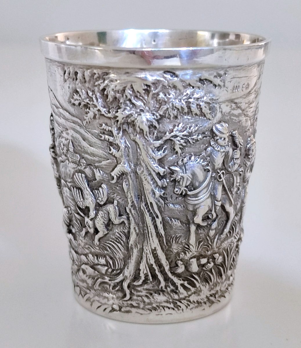 Timbale à scene de chasse en argent massif 