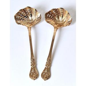 Une paire de cuillères à saupoudrer en argent massif vermeil 