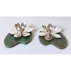 Une paire de bougeoirs en forme de nénuphars en argent massif et  pierre dure
