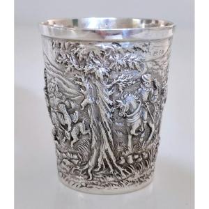 Timbale à scene de chasse en argent massif