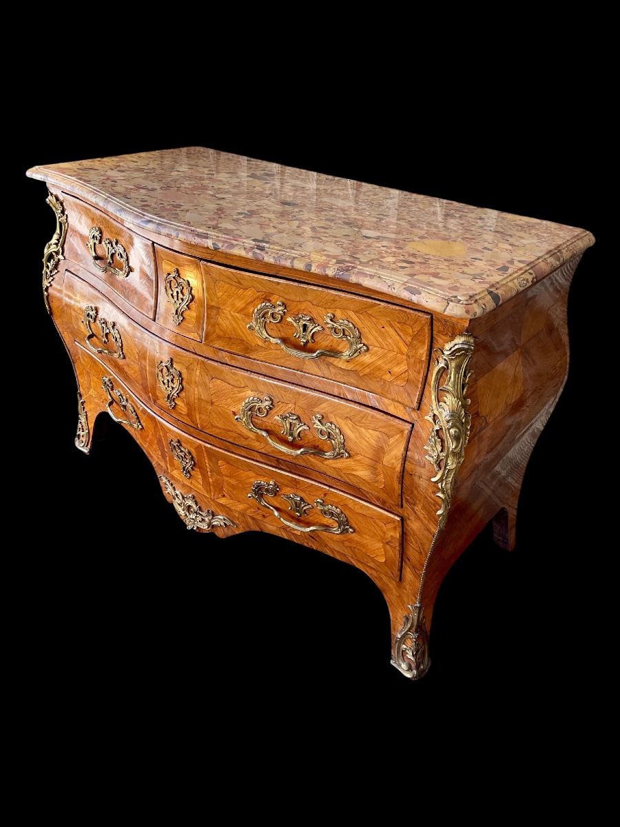 Commode tombeau Louis XV estampillée Léonard Boudin (1735-1807) reçu maître ébéniste 