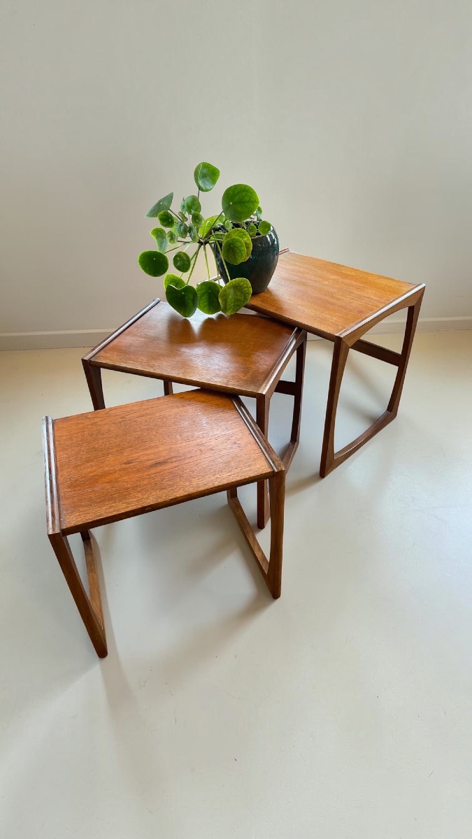 Série de 3 tables gigognes. G-Plan Modèle « Quadrille » en teck par Roger Bennett - Année 1960-photo-2