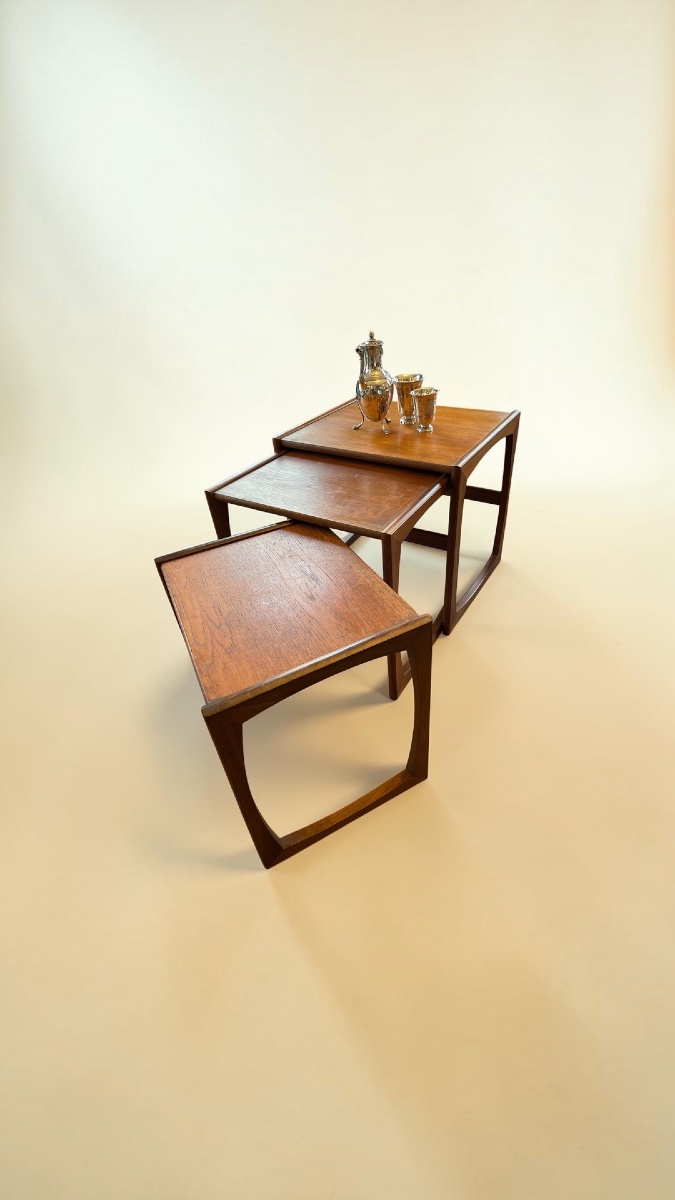 Série de 3 tables gigognes. G-Plan Modèle « Quadrille » en teck par Roger Bennett - Année 1960-photo-3