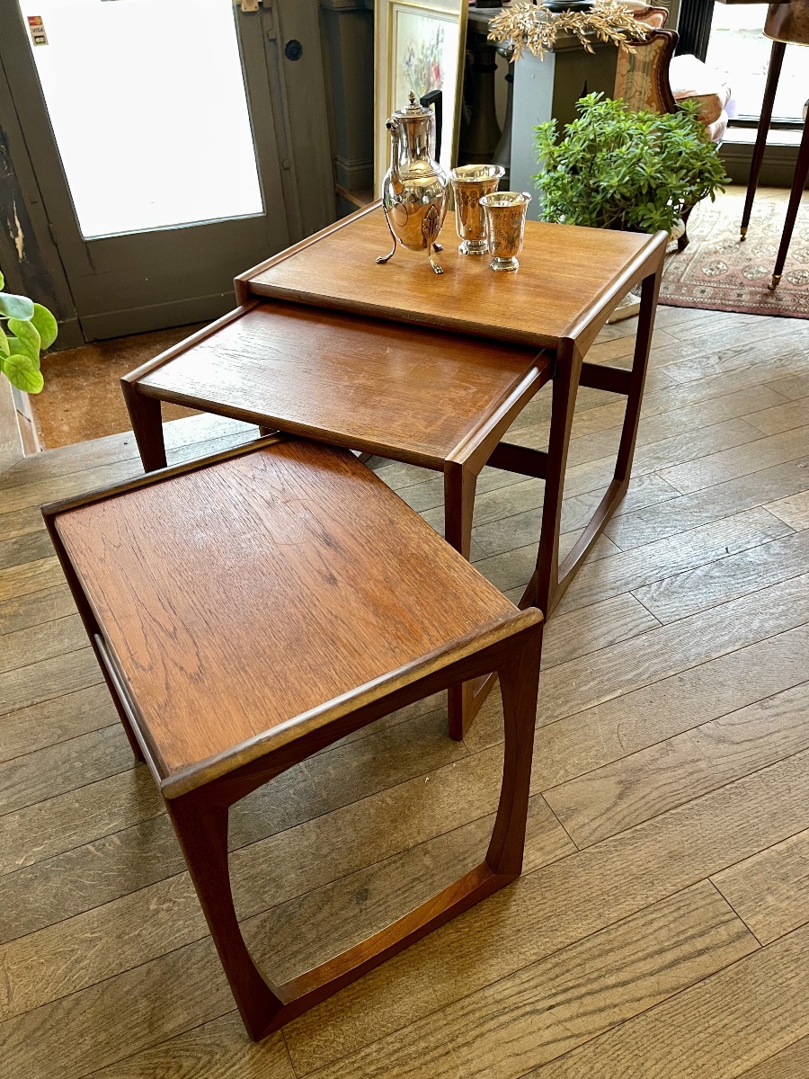 Série de 3 tables gigognes. G-Plan Modèle « Quadrille » en teck par Roger Bennett - Année 1960-photo-6