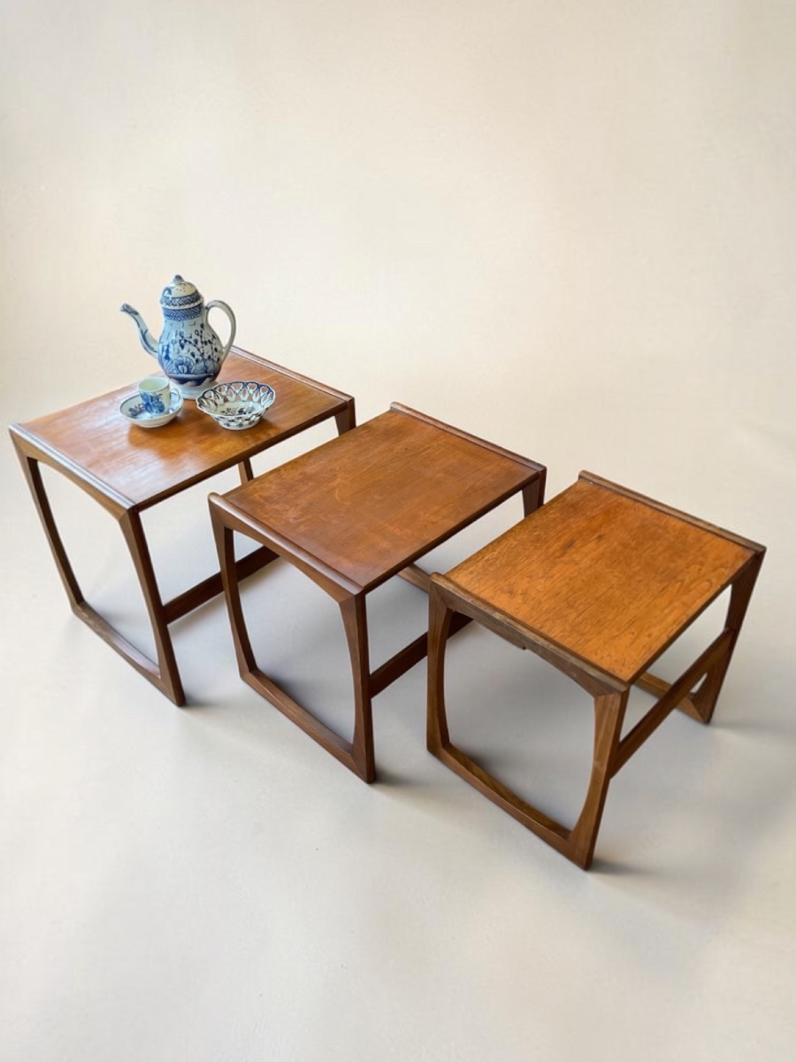 Série de 3 tables gigognes. G-Plan Modèle « Quadrille » en teck par Roger Bennett - Année 1960