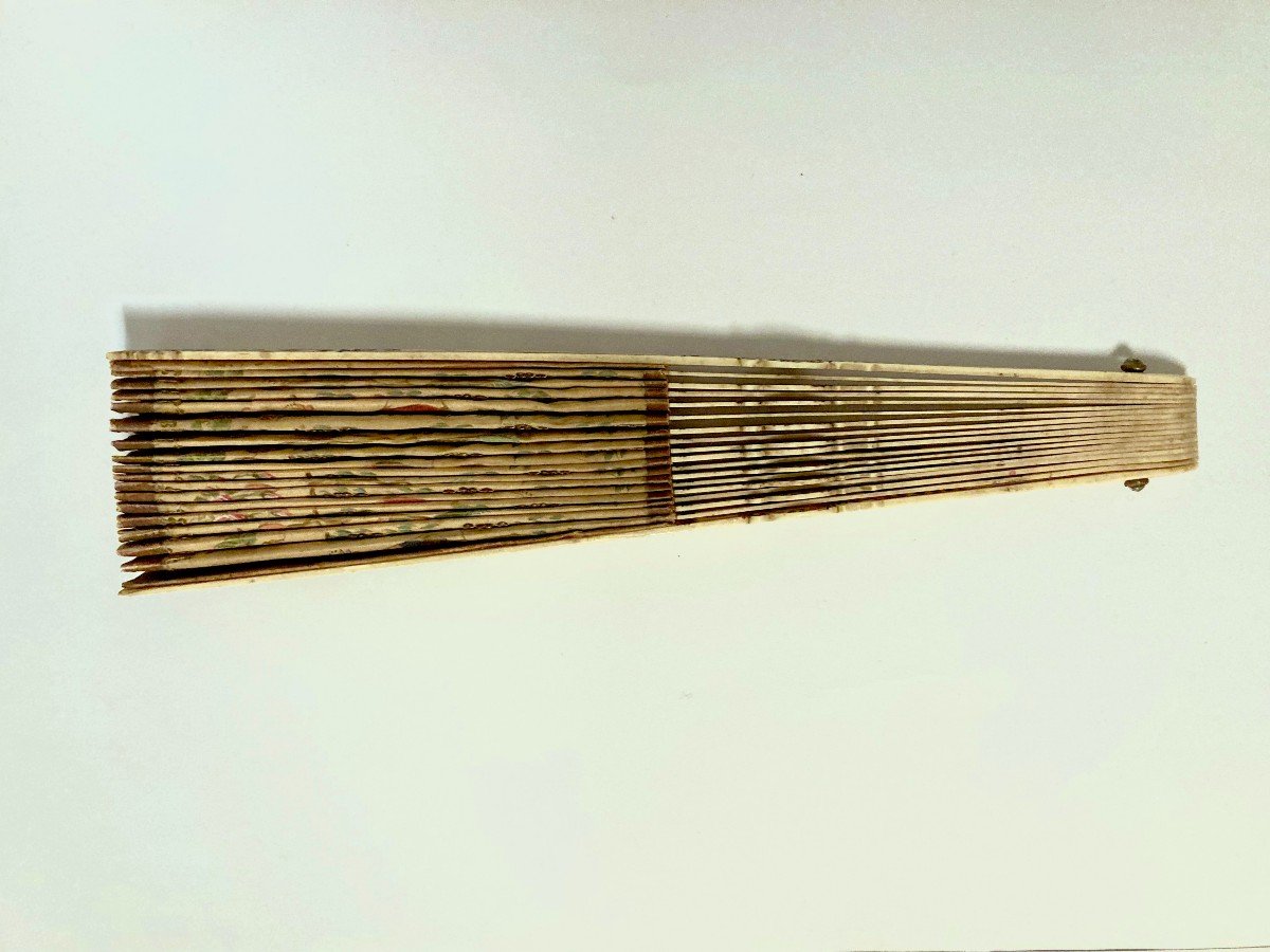 Les perroquets, vers 1900-1920 Eventail plié. Signature de la maison «Duvelleroy».-photo-3