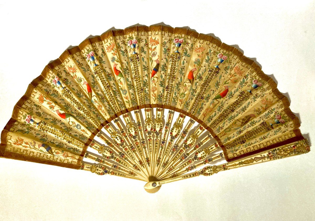 Les perroquets, vers 1900-1920 Eventail plié. Signature de la maison «Duvelleroy».