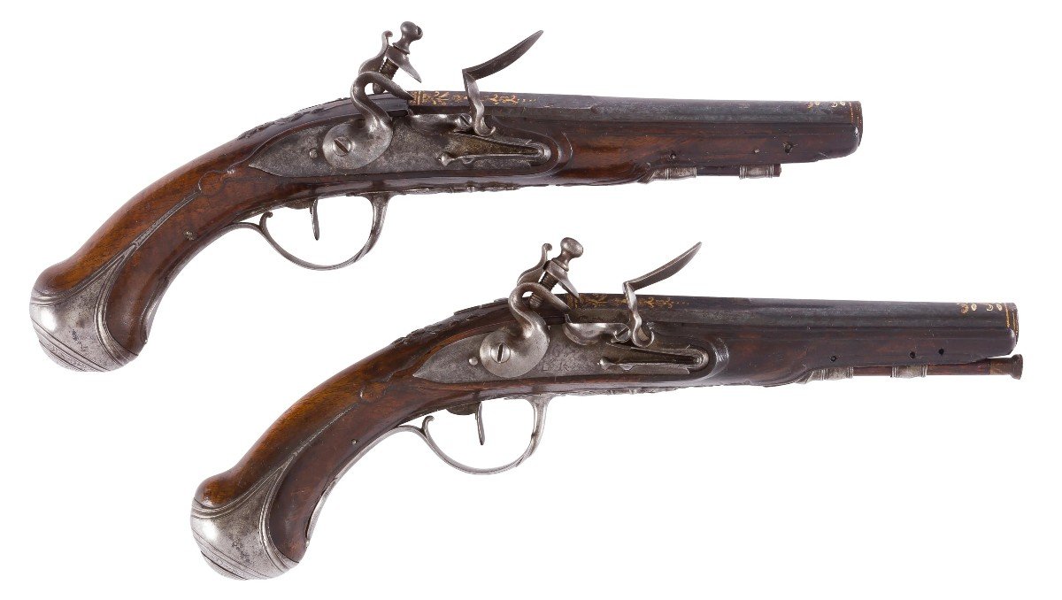 Paire De Pistolets à Silex D’officier. Canons Ronds à Pans Aux Tonnerres Vers 1760-1780.
