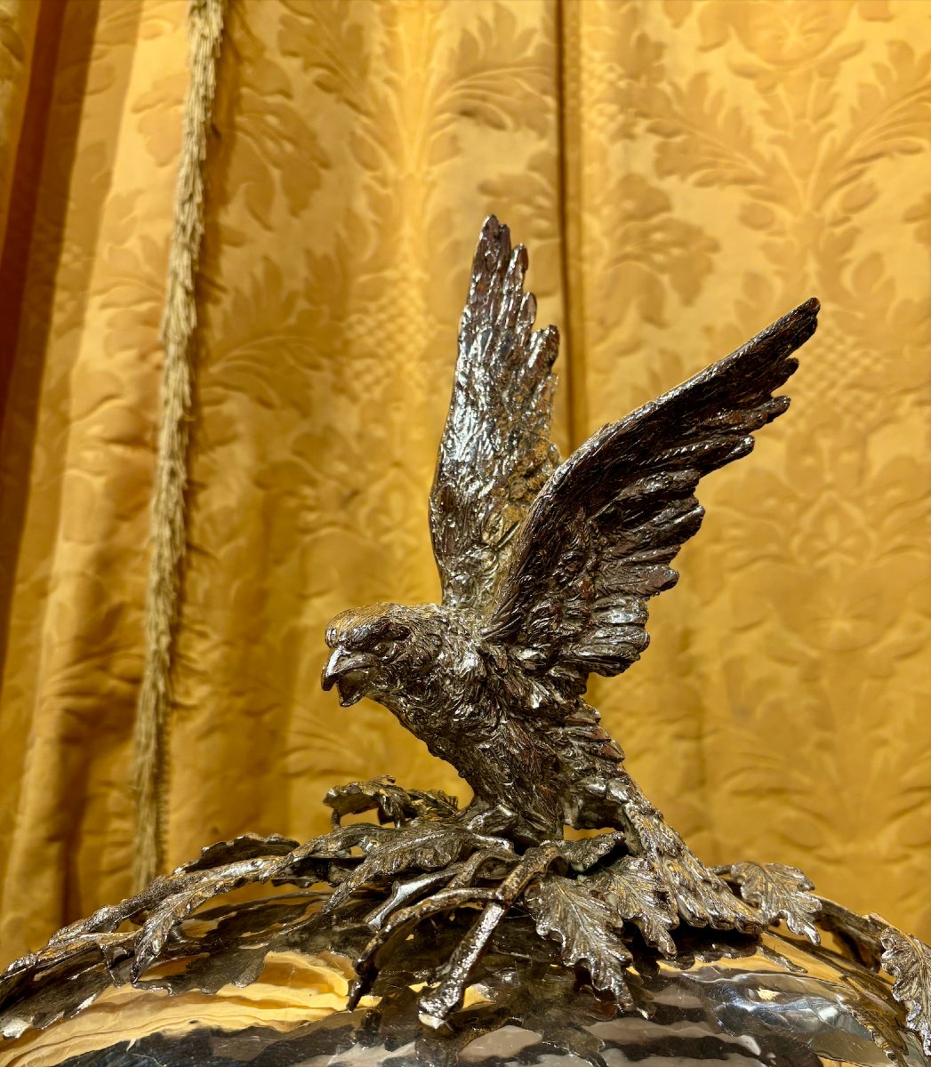 Franco Lapini - Grand plat ovale à cloche en métal argenté figurant un rapace aux ailes déployé-photo-5