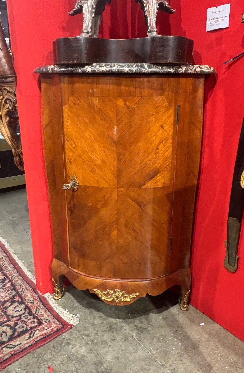  Encoignure d’époque Louis XV estampillée Martin‑Étienne L’HERMITE, maître en 1753.