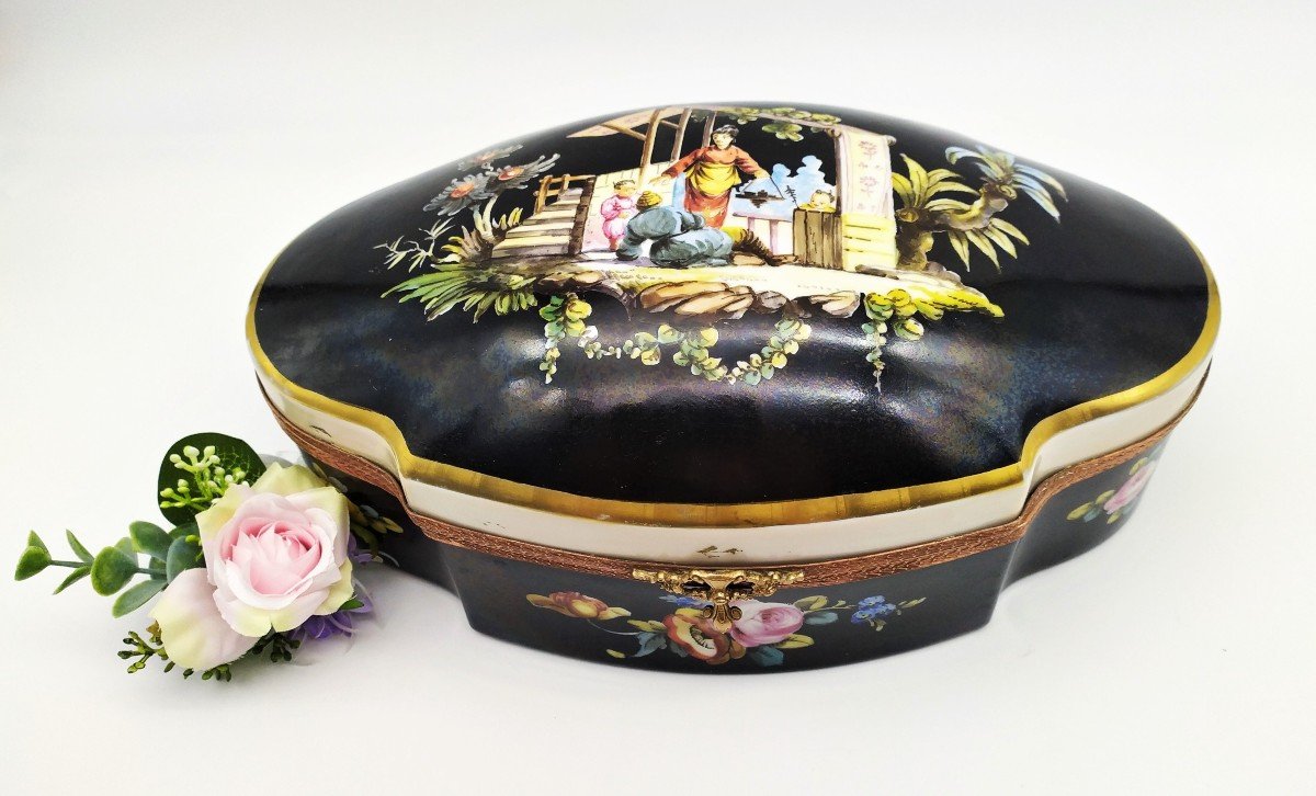 Grande Boîte En Porcelaine Peinte Décorée Aux Chinois XIXème