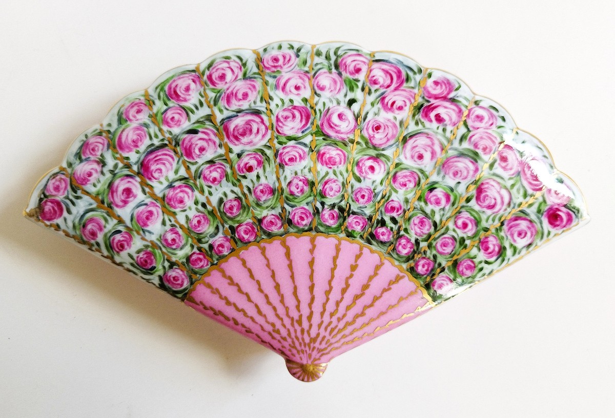 Boîte à bijoux bonbonnière en porcelaine de Limoges peinte à la main signé et daté 