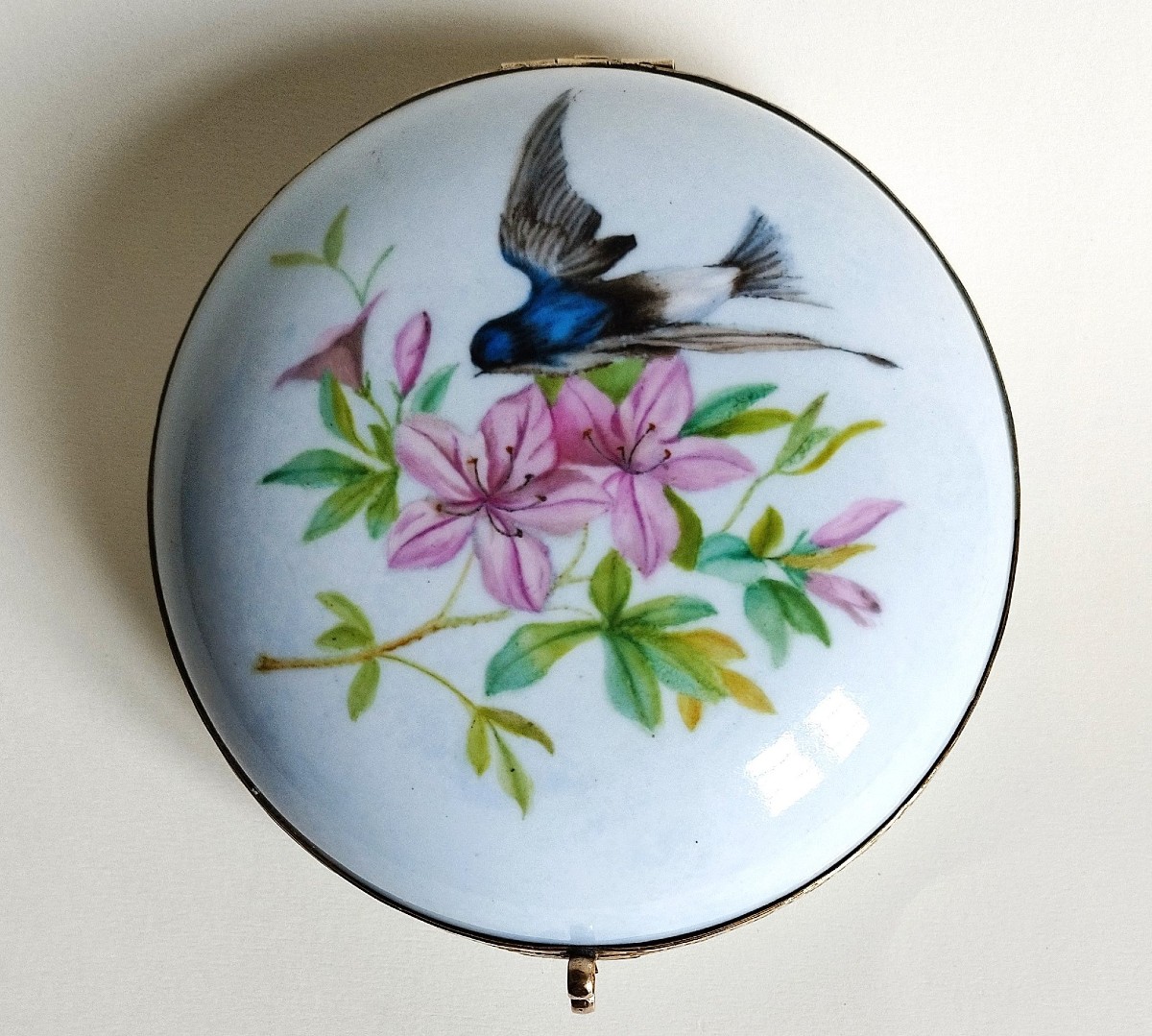 Boîte en porcelaine décor peint à la main fleurs oiseau hirondelle