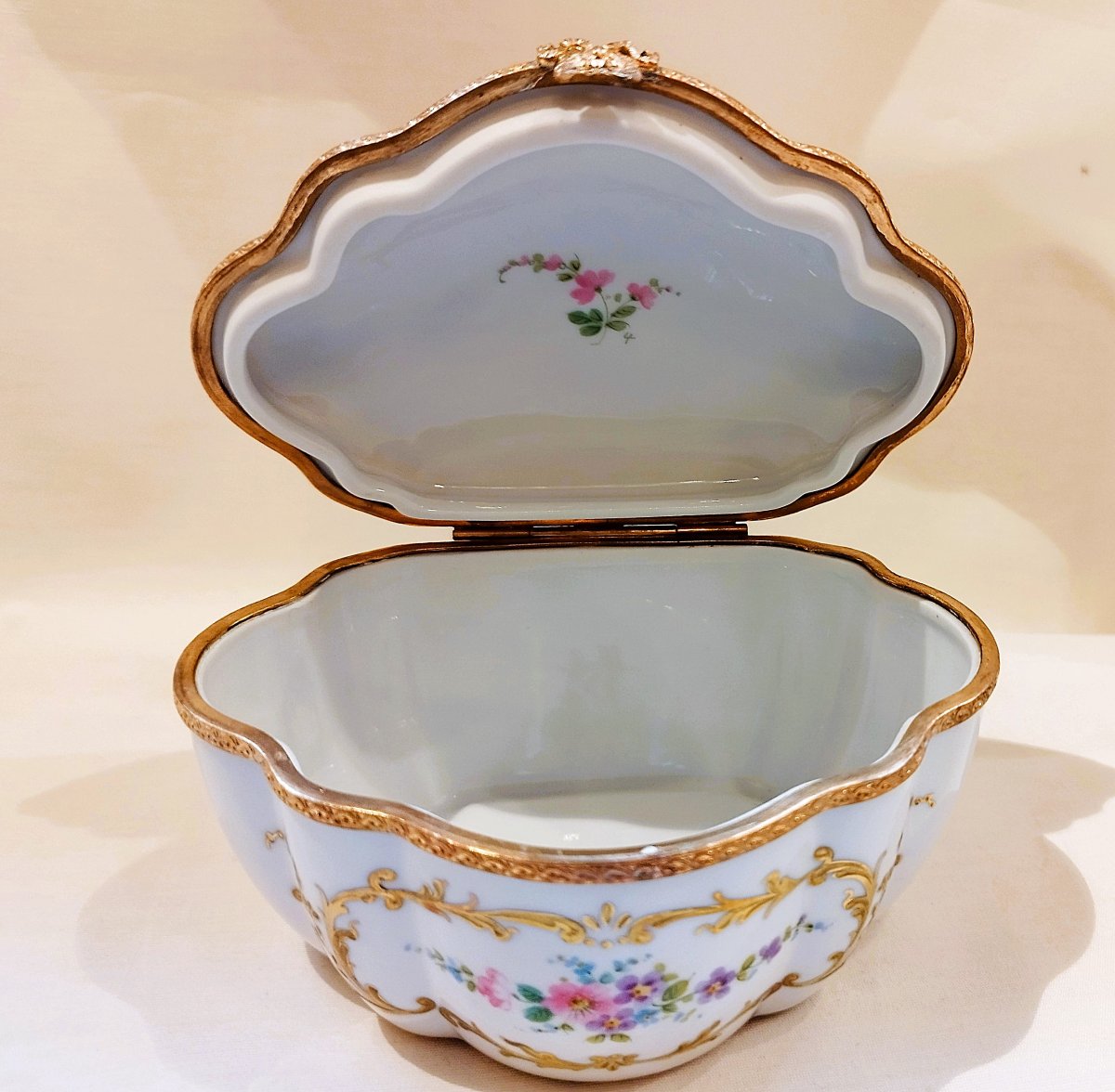 Limoges Boîte à bijoux en Porcelaine Peinte à la main  signé-photo-3