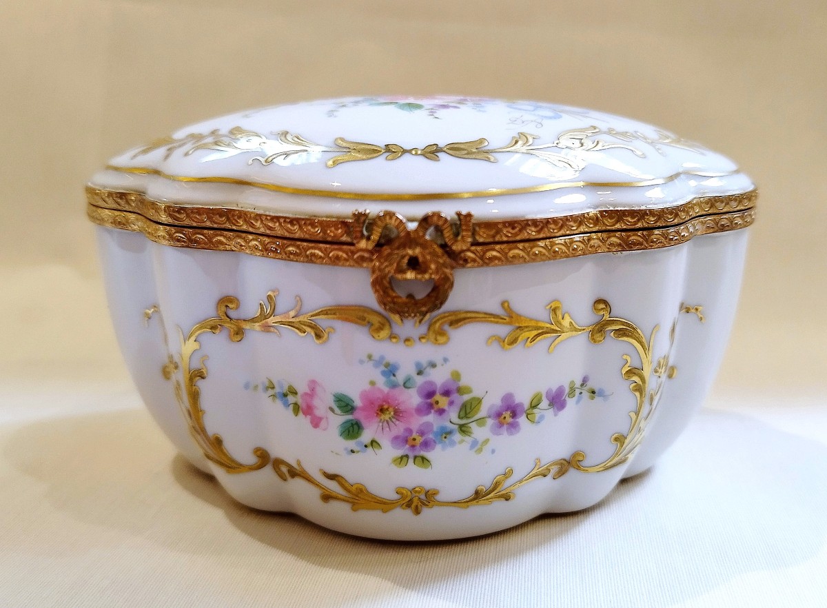 Limoges Boîte à bijoux en Porcelaine Peinte à la main  signé