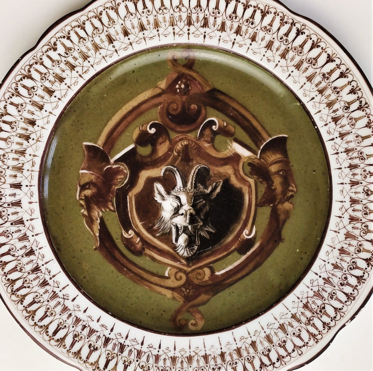  Assiette En Porcelaine Peinte à La Main Décor De Grotesque Signé XIXème-photo-2