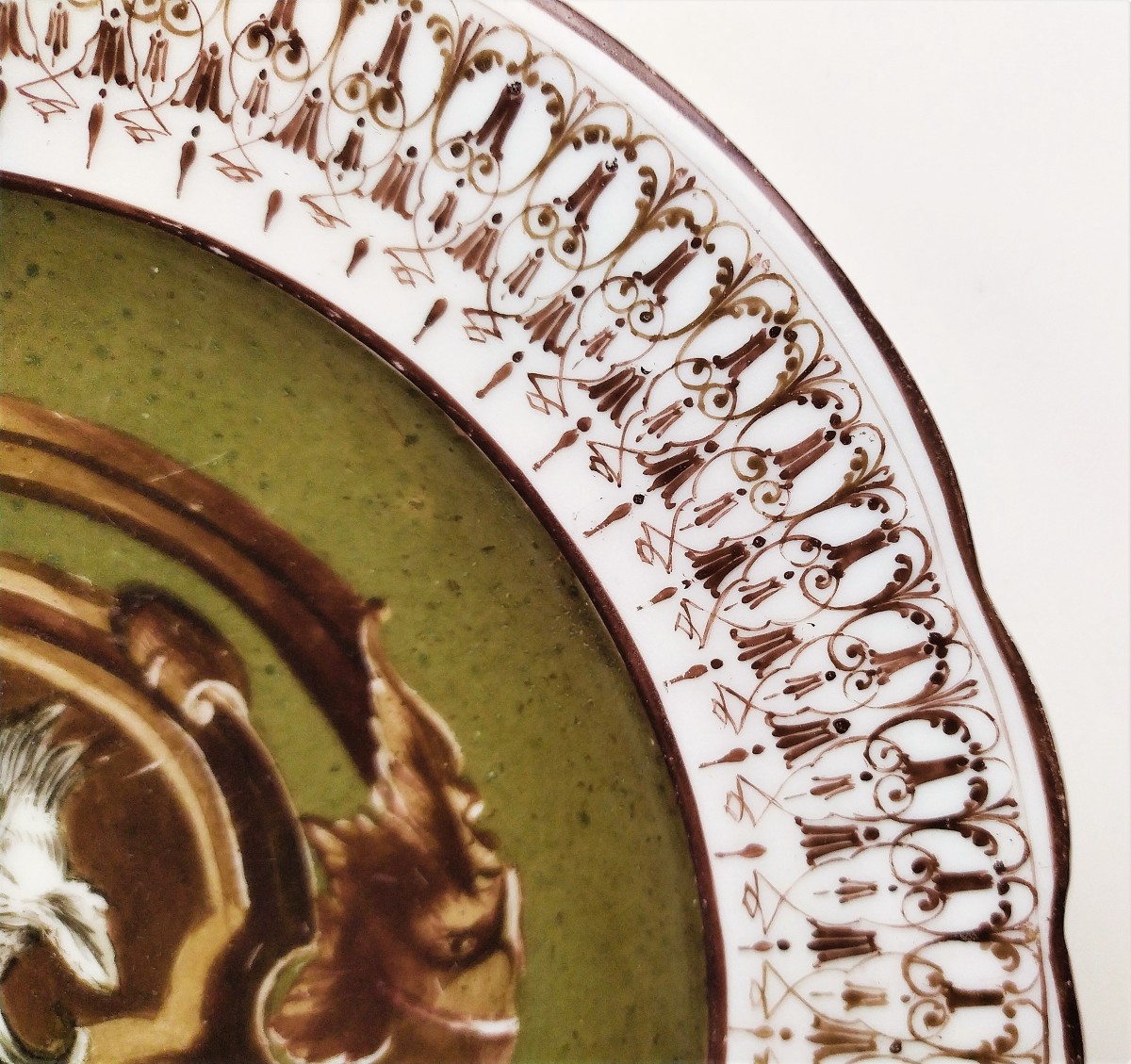  Assiette En Porcelaine Peinte à La Main Décor De Grotesque Signé XIXème-photo-3