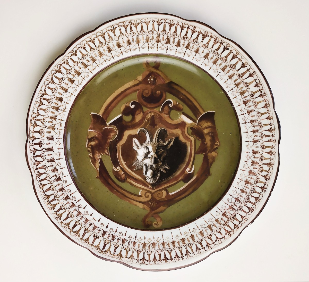  Assiette En Porcelaine Peinte à La Main Décor De Grotesque Signé XIXème