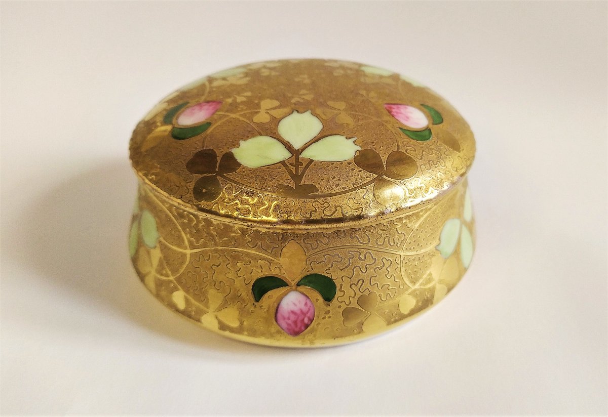 Limoges Boite En Porcelaine Peinte  à la Main Art Nouveau