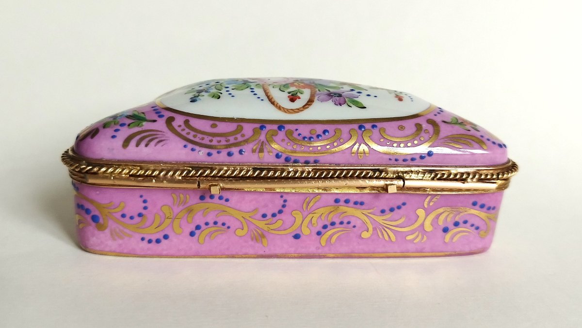 Hand-painted Porcelain Jewelry Box With A Floral Design-photo-3