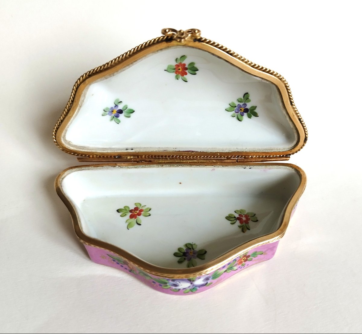 Hand-painted Porcelain Jewelry Box With A Floral Design-photo-4