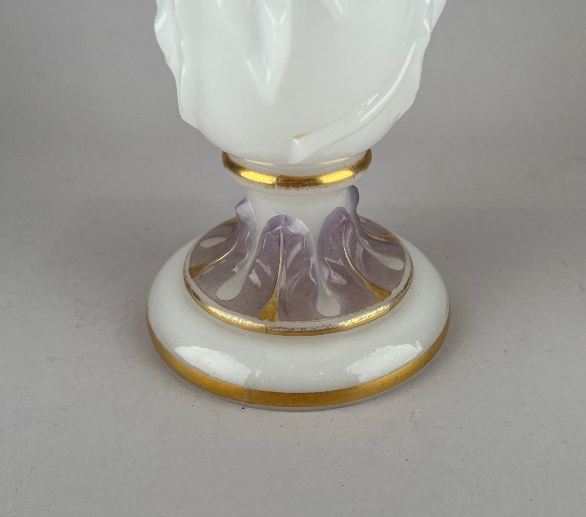 Baccarat. Vase En Opaline Blanche Moulé à Décor Mauve Et Or, 1865-photo-3