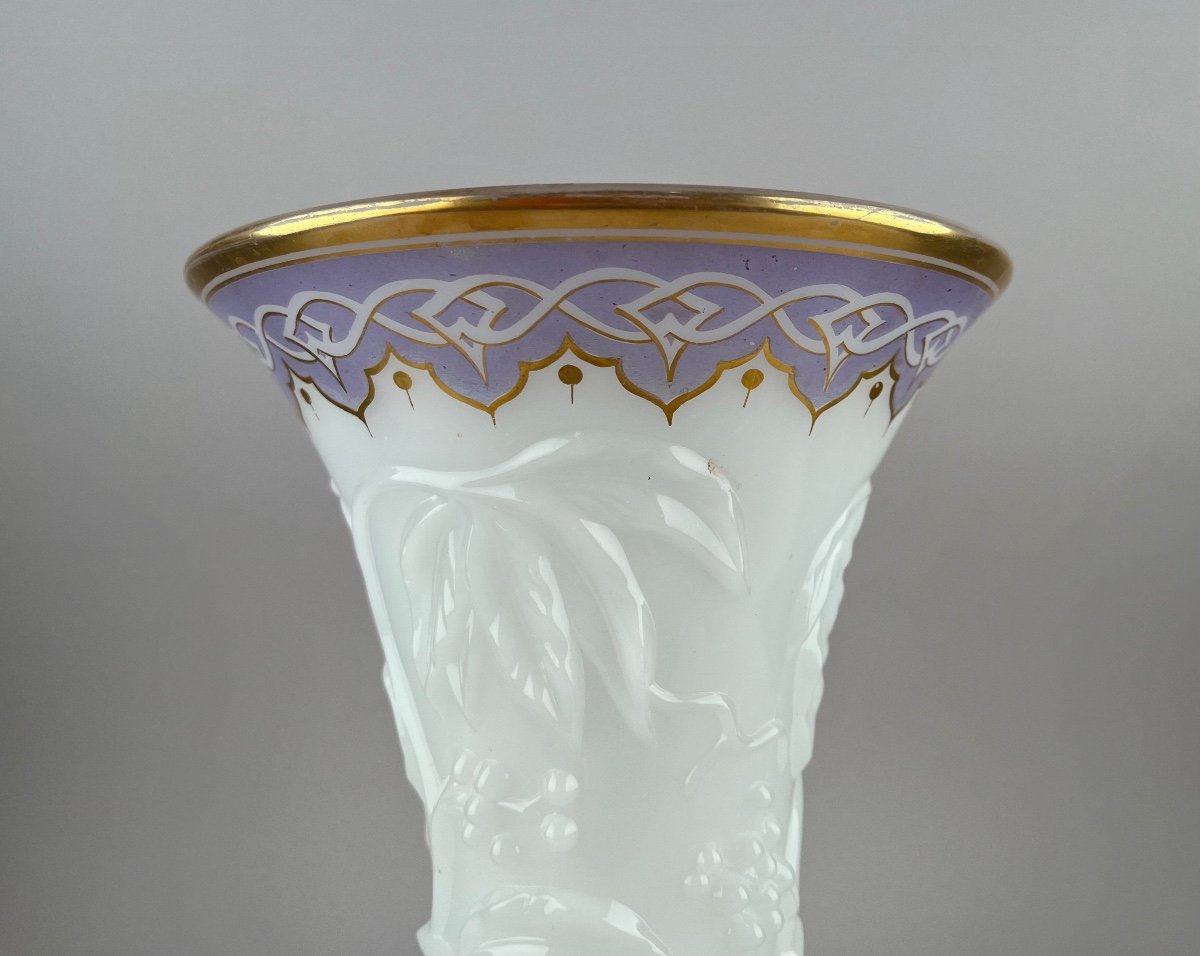 Baccarat. Vase En Opaline Blanche Moulé à Décor Mauve Et Or, 1865-photo-4
