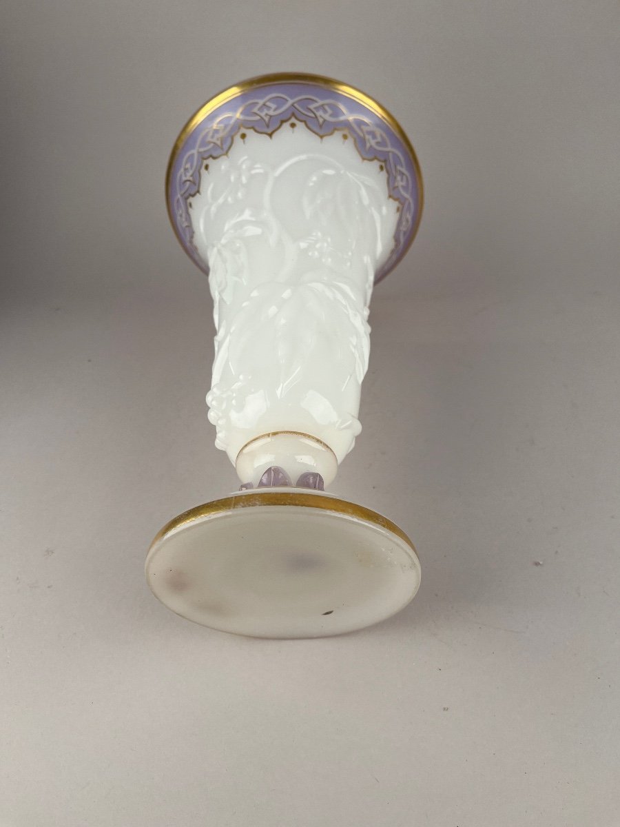 Baccarat. Vase En Opaline Blanche Moulé à Décor Mauve Et Or, 1865-photo-3