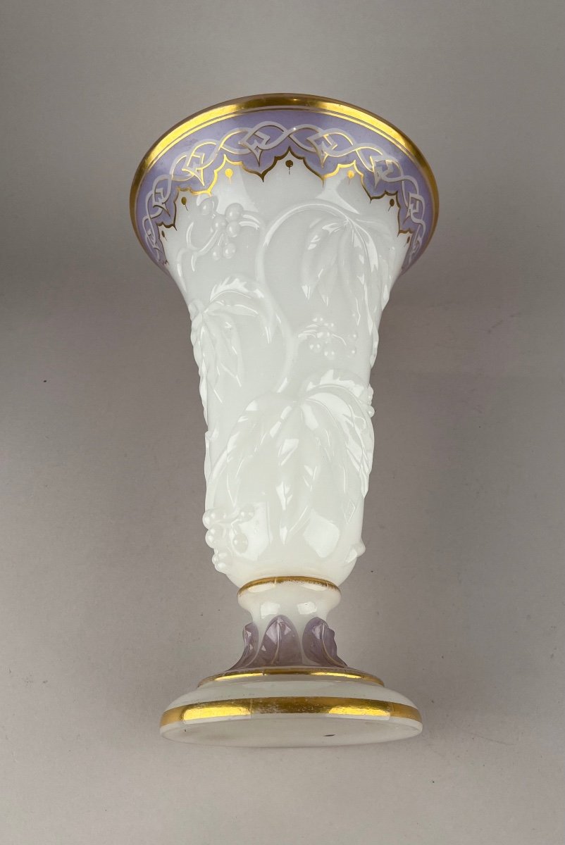 Baccarat. Vase En Opaline Blanche Moulé à Décor Mauve Et Or, 1865-photo-4