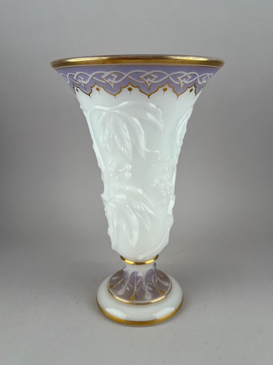 Baccarat. Vase En Opaline Blanche Moulé à Décor Mauve Et Or, 1865