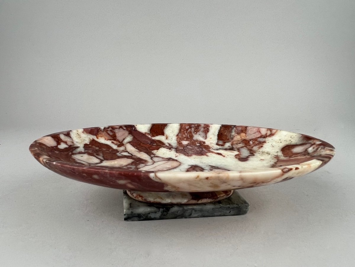 Oval Cup In Red Marble Veined With White XXth Century