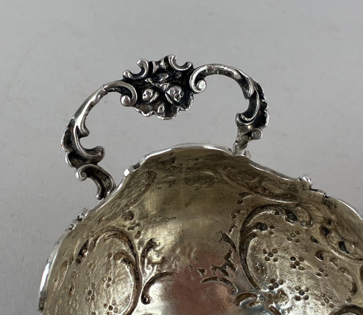 Petite Coupe en argent  de la fin du XIXème siècle et une petite pince en métal argenté-photo-2