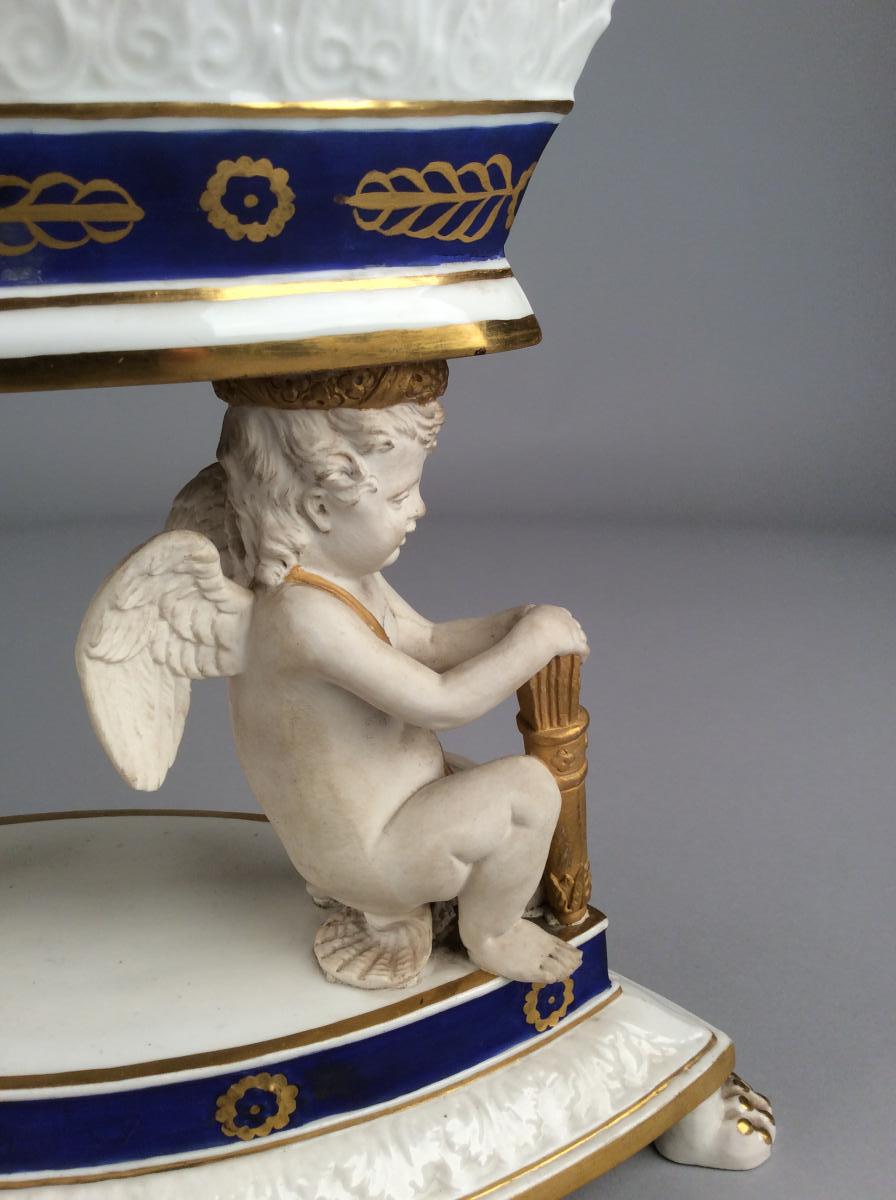 Coupe Ajourée En Porcelaine Supportée Par Deux Angelots De Style Empire, Marque Apocryphe.-photo-3