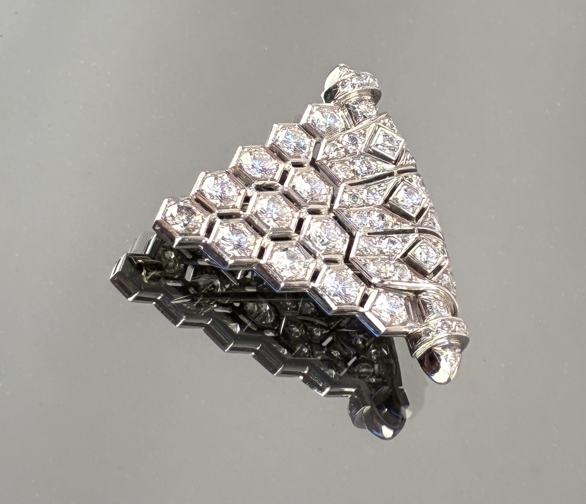 Clip de revers  en or gris et diamants d'époque 1930-1940-photo-2