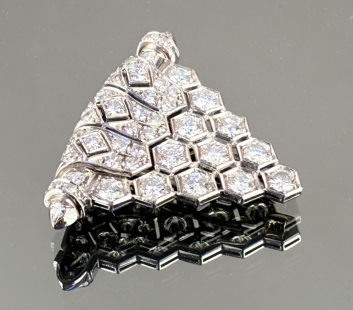 Clip de revers  en or gris et diamants d'époque 1930-1940-photo-4