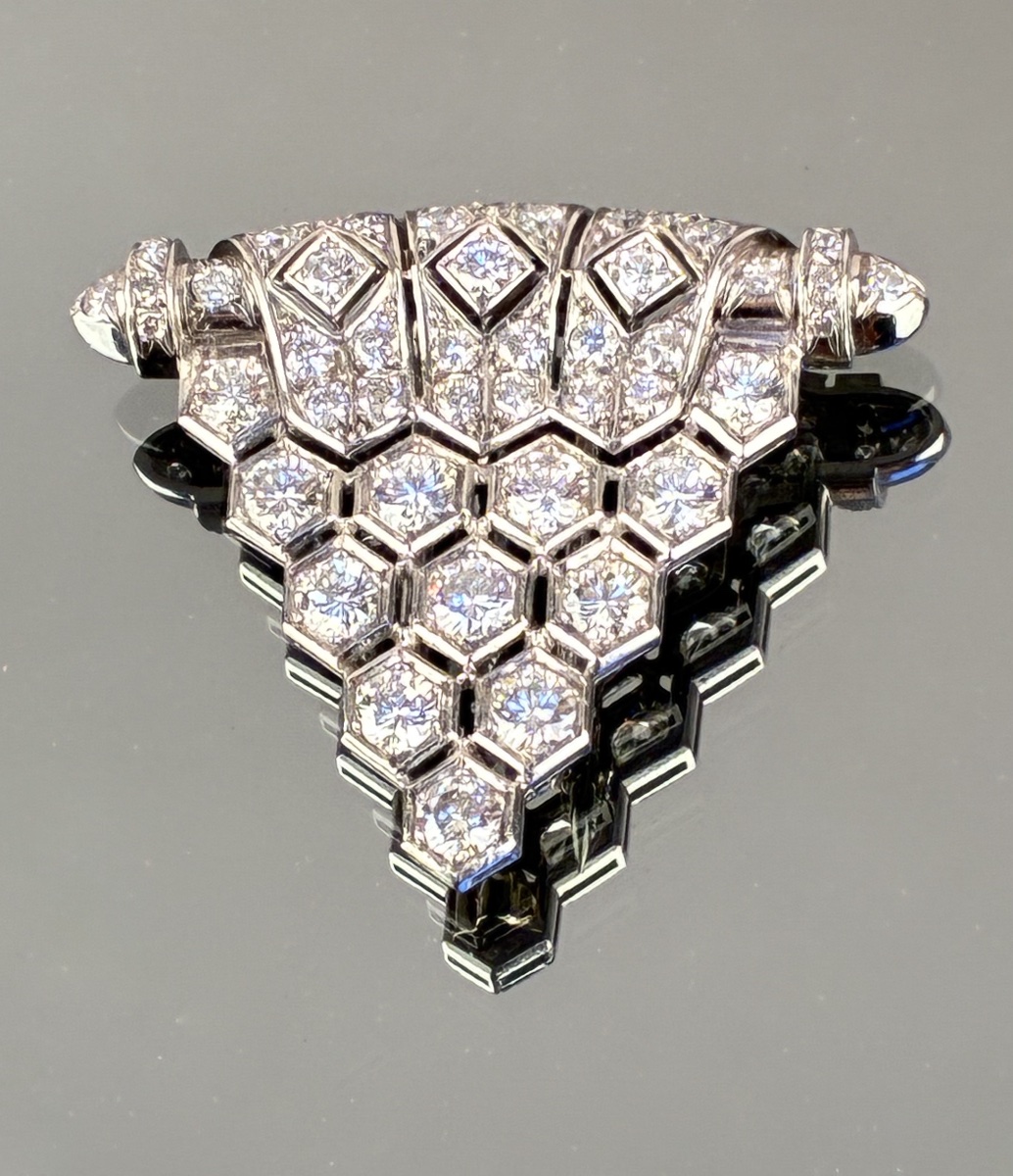 Clip de revers  en or gris et diamants d'époque 1930-1940