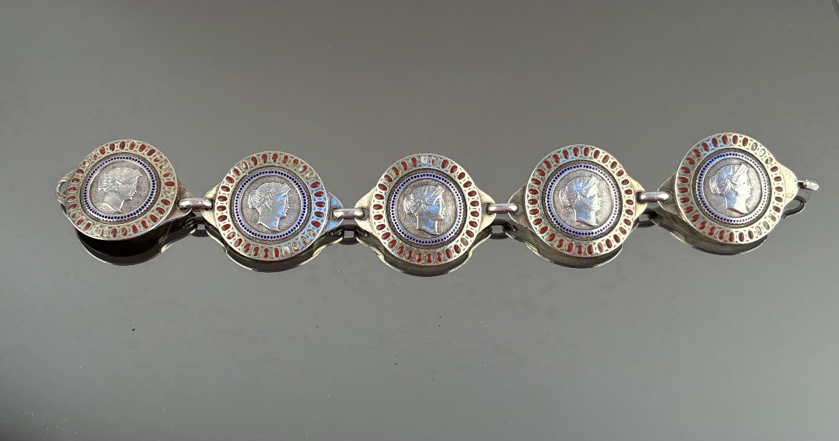 Bracelet en argent et émail  composé de cinq médaillons avec tête de Cérès.  M.O : GUEYTON