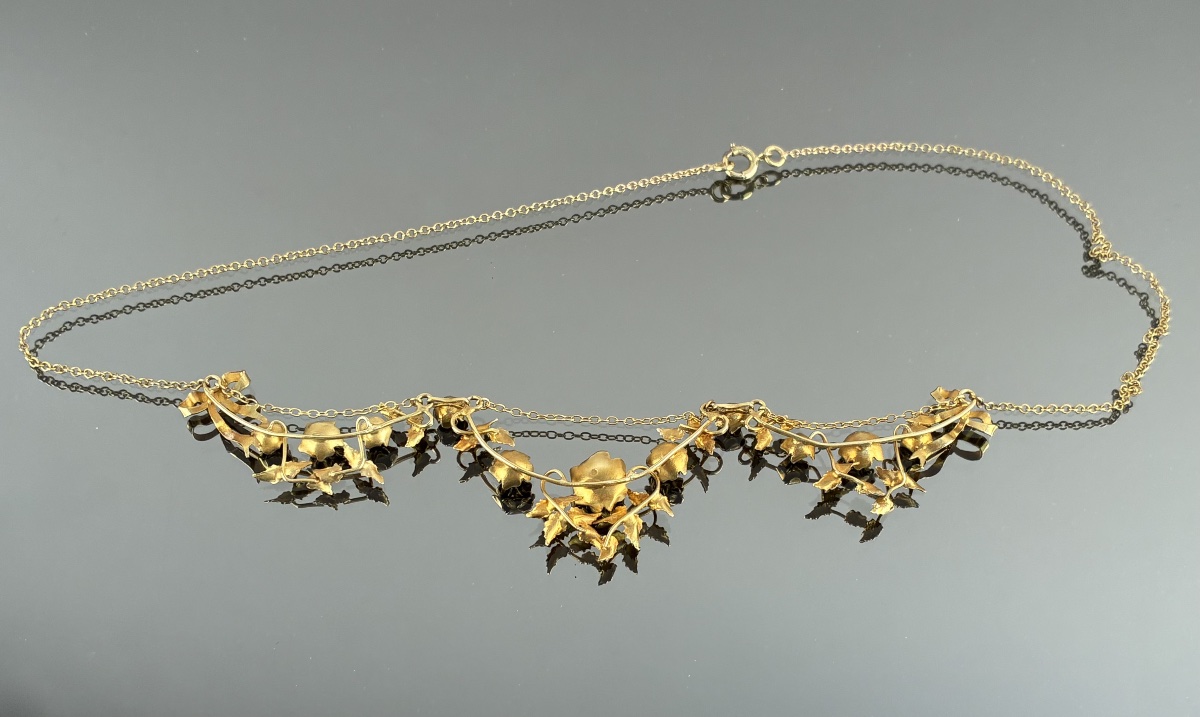 Collier draperie en or rose avec des guirlandes de roses , Belle époque.-photo-1