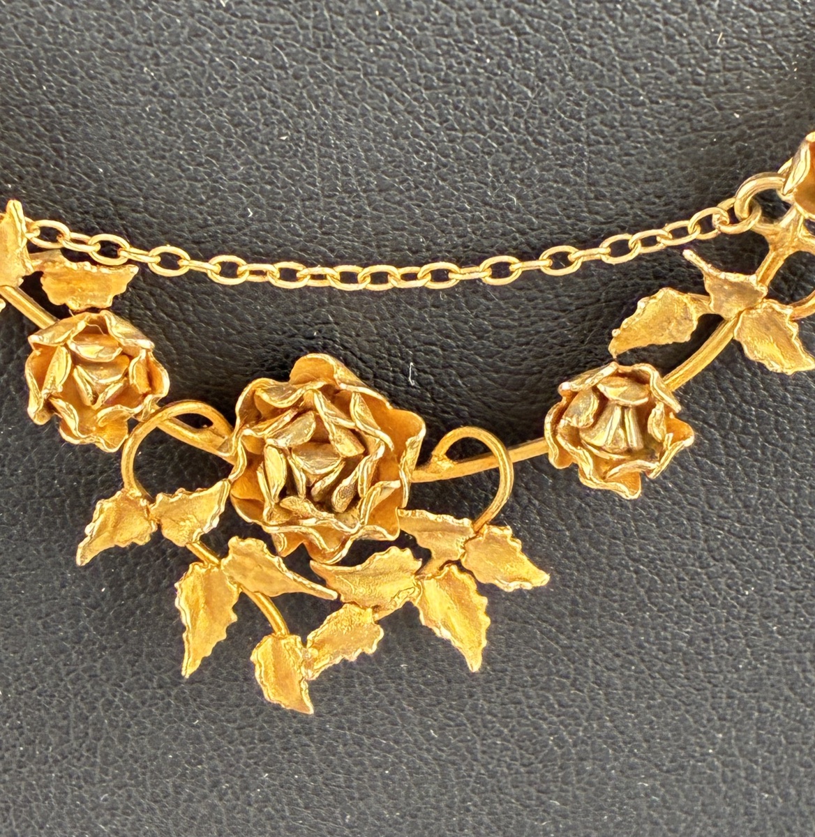 Collier draperie en or rose avec des guirlandes de roses , Belle époque.-photo-3