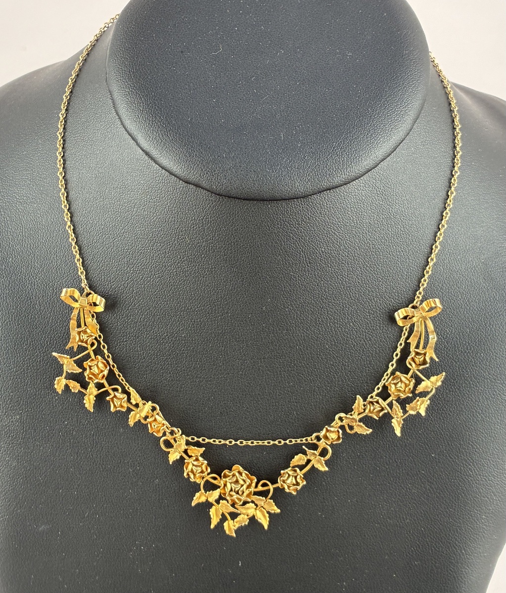 Collier draperie en or rose avec des guirlandes de roses , Belle époque.