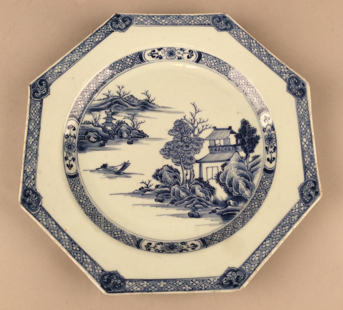 Chine, Epoque Qianlong. Plat Octogonal En Porcelaine  De Commande . 