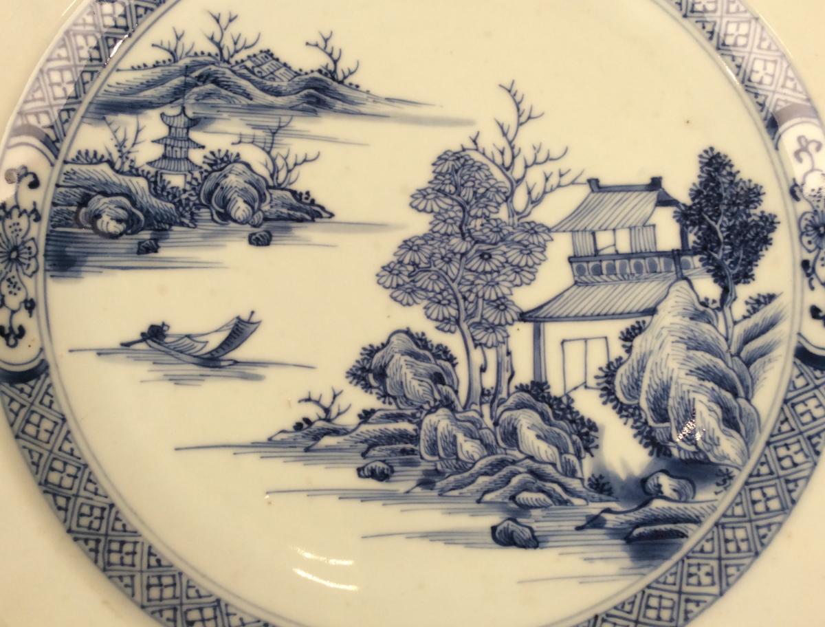 Chine, Epoque Qianlong. Plat Octogonal En Porcelaine  De Commande . -photo-2