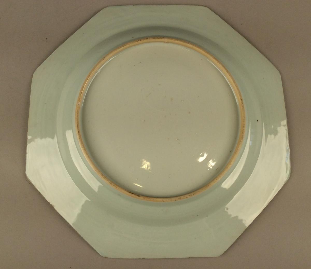 Chine, Epoque Qianlong. Plat Octogonal En Porcelaine  De Commande . -photo-2