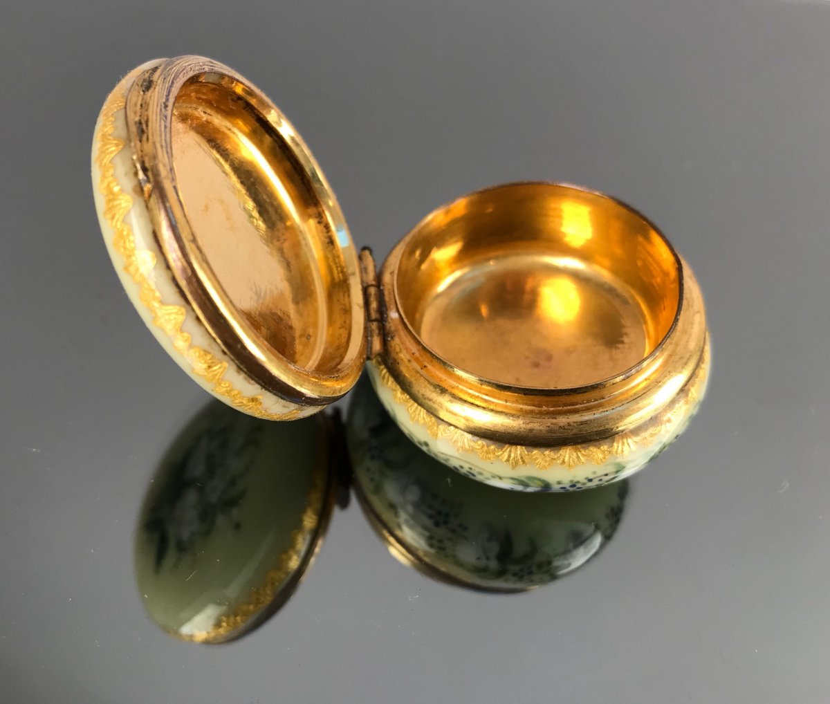 Little Painted Enameled Round Box XIXth Century-photo-4