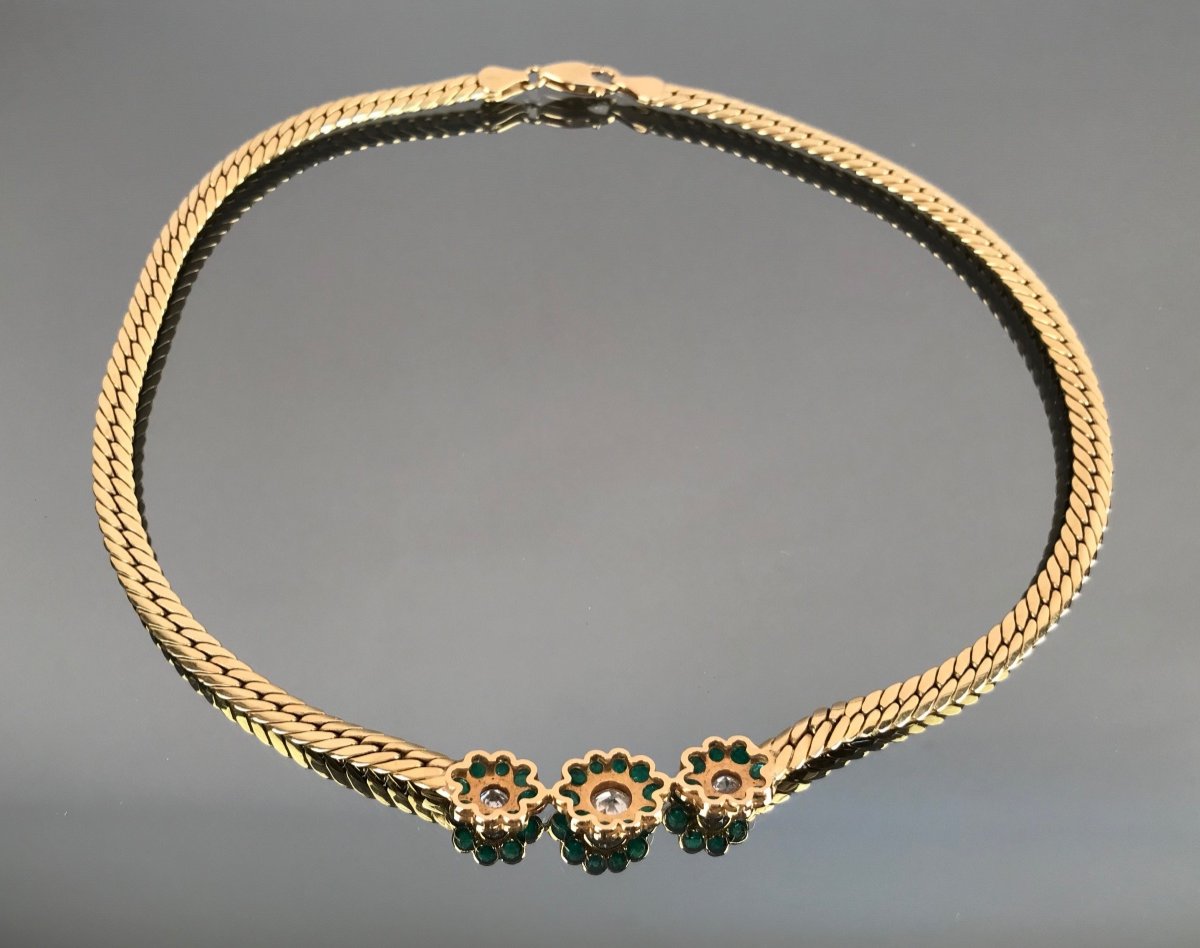 Gold Necklace With Three Flowers In Diamonds And Emeralds-photo-2