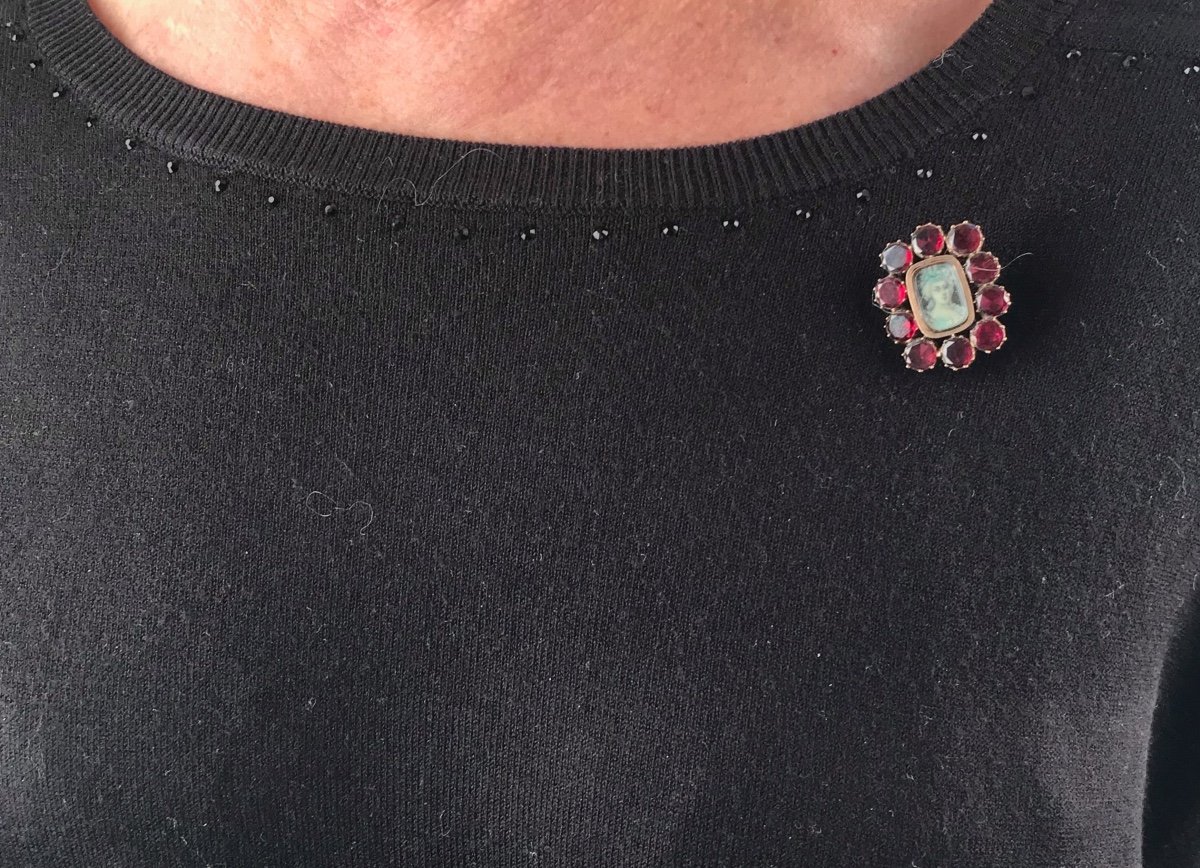 Broche Avec Miniature Entourée De Pierres Rouge Du XIXème Siècle-photo-1